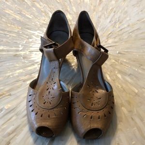 All Black sandals in tan with flower cut out detail. 1in wooden heel. Size 6.5